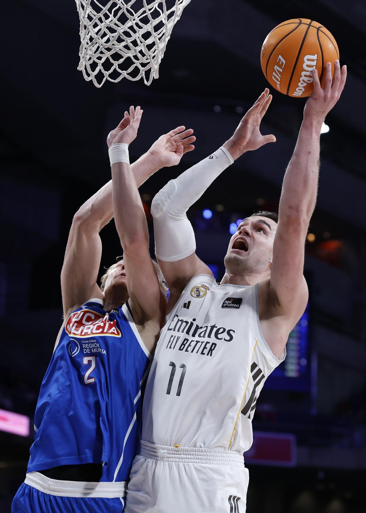 Mario Hezonja, protagonista del partido, ante el universitario Sander Raieste.