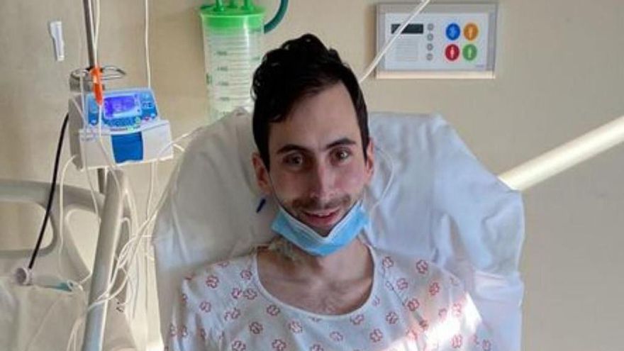 Óscar Román el primer día que pudo levantarse de la cama y con solo 50 kilos de peso.
