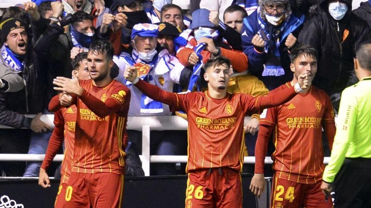 Álvaro Giménez celebra su gol en Burgos con Borja Sainz y Lluís López detrás.