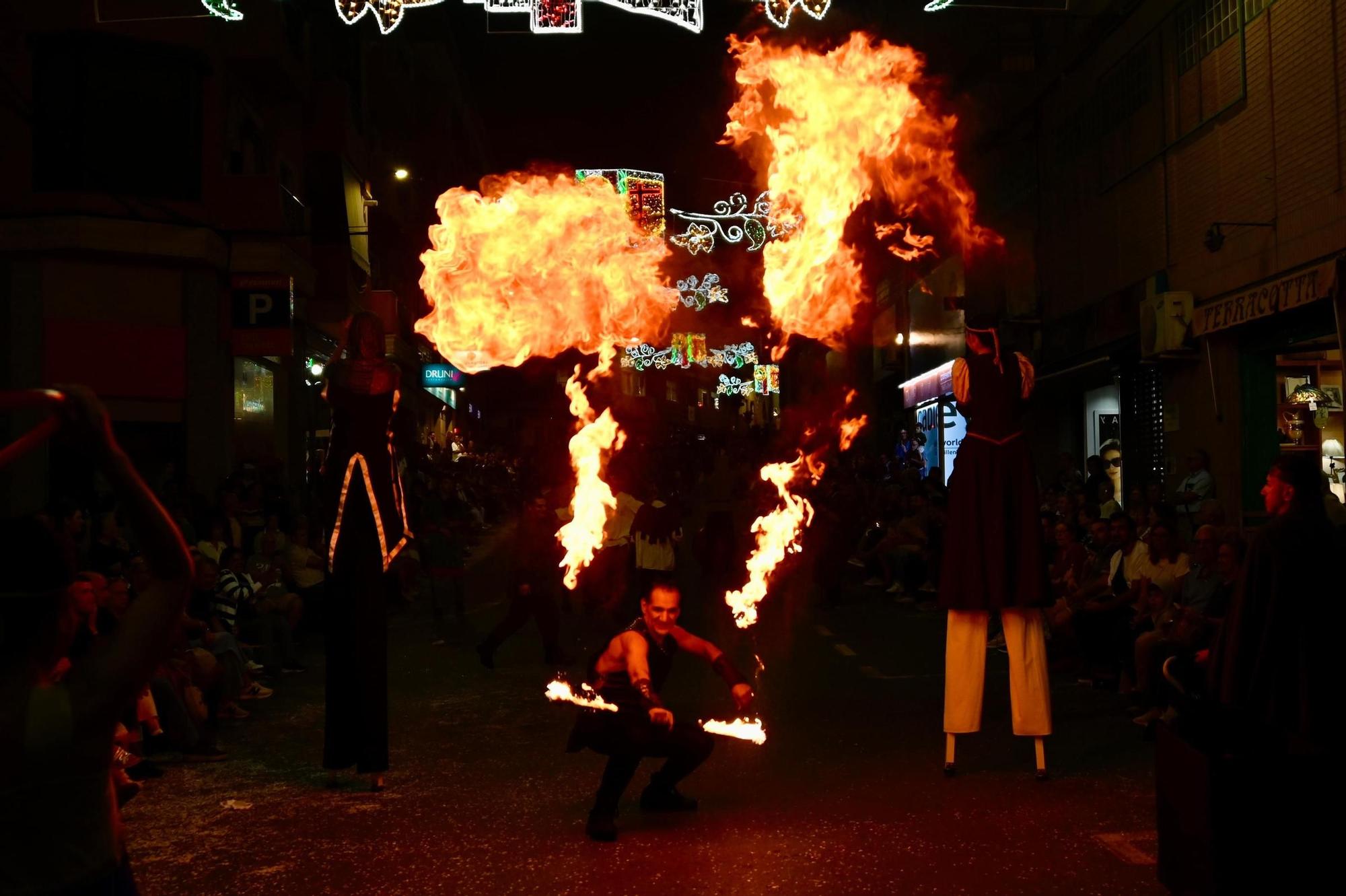 Dragones de San Jorge corona una Entrada Cristiana en Crevillent con un boato de 1.300 participantes