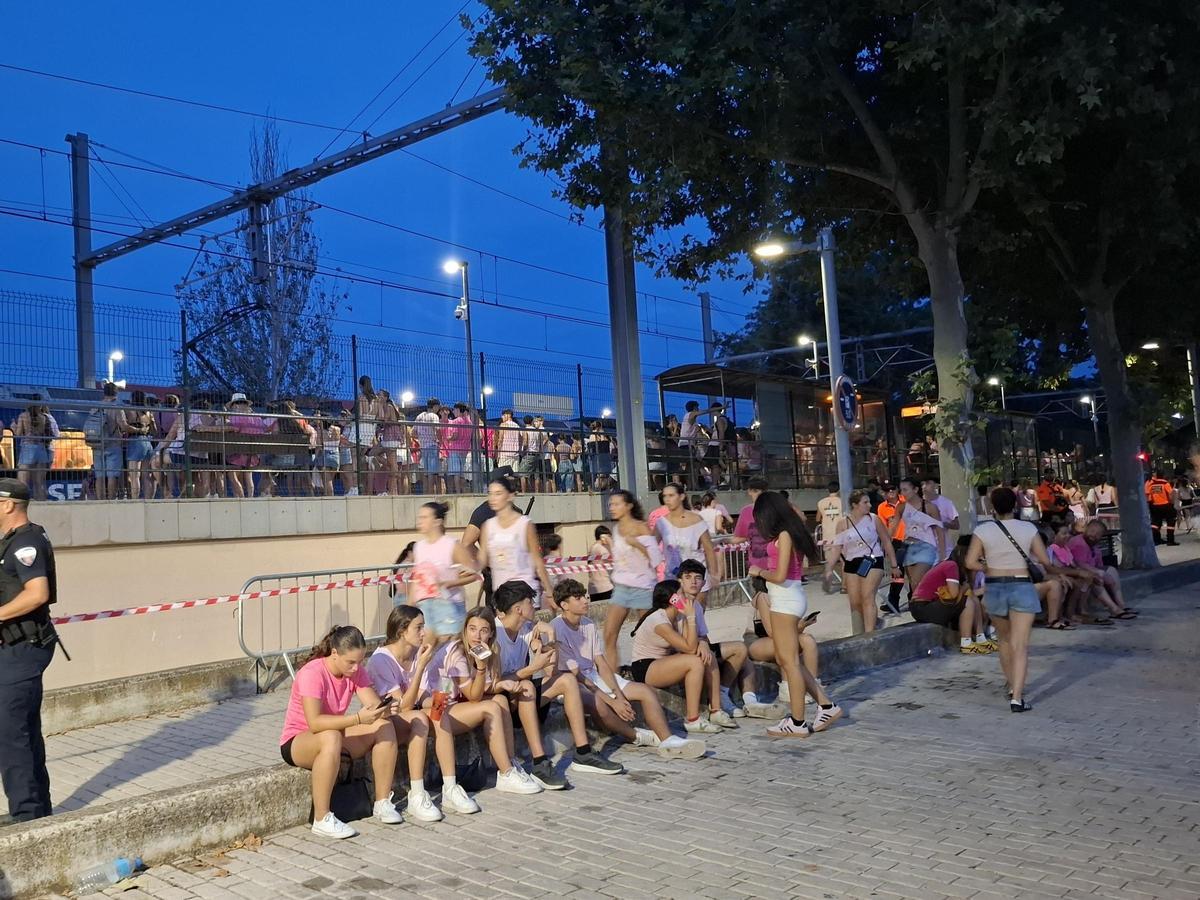 Miles de jóvenes esperando salir de Sineu.