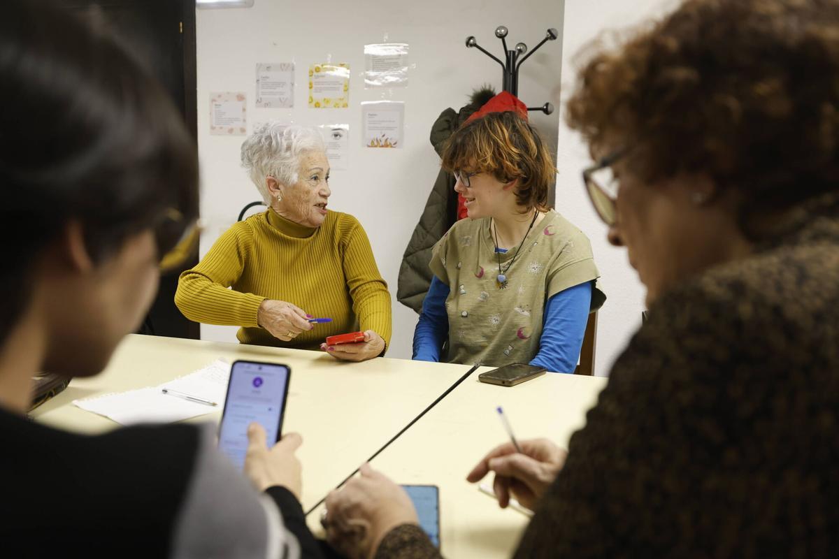 Avilés. Centro de mayores de Las Meanas. Taller de intercambio intergeneracional: jovenzuelos enseñan a viejinos a usar las nuevas tecnologías