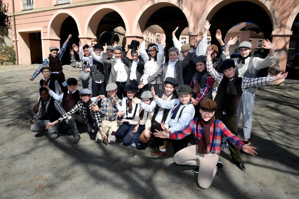 El alcalde Xulio Ferreiro y varios concejales participan en el descubrimiento de la placa de la calle que linda con la Maestranza. La enfermera llevó a América la vacuna contra la viruela en el XIX.