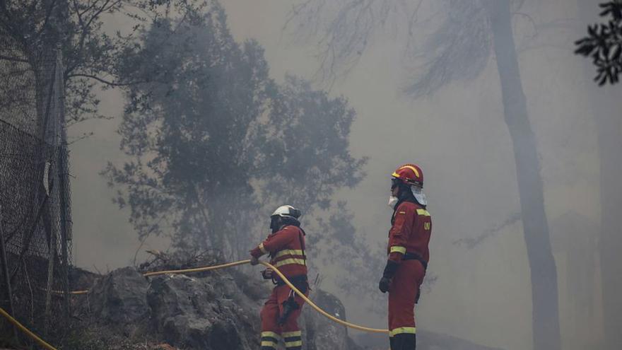 Equipos contraincendios en plena actividad. | EUROPA PRESS