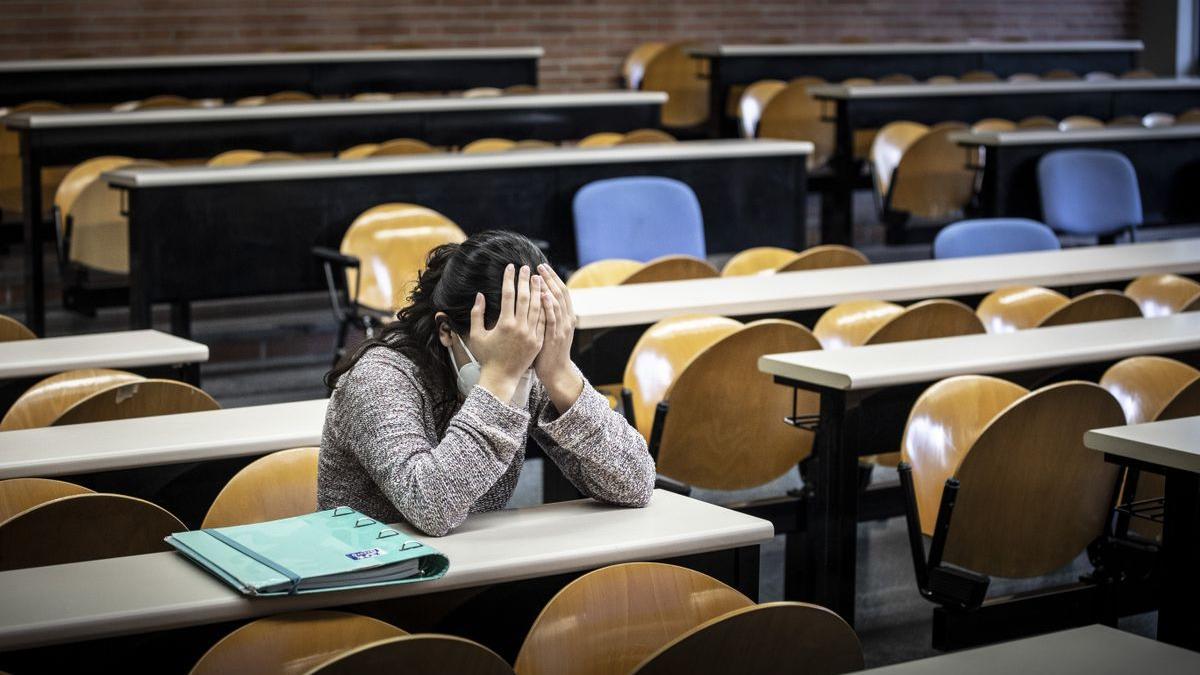 Una mujer, en un aula universitaria.