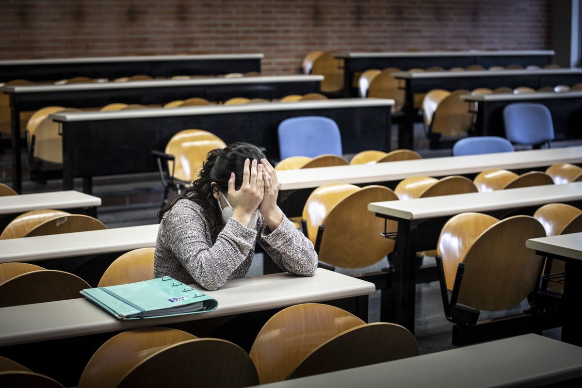 Una mujer, en un aula universitaria.