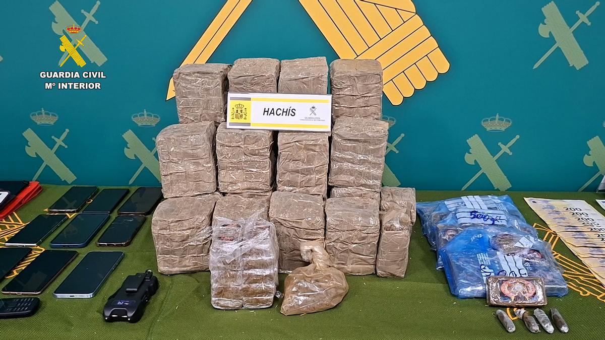 Parte del material incautado por la Guardia Civil de Córdoba en el operativo contra el tráfico de drogas.