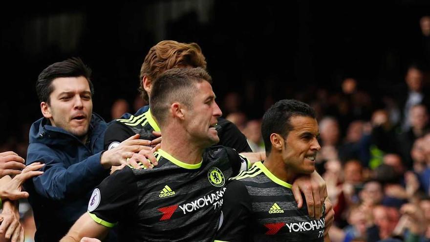 Los jugadores del Chelsea celebran el gol de Pedro, primero por la derecha.