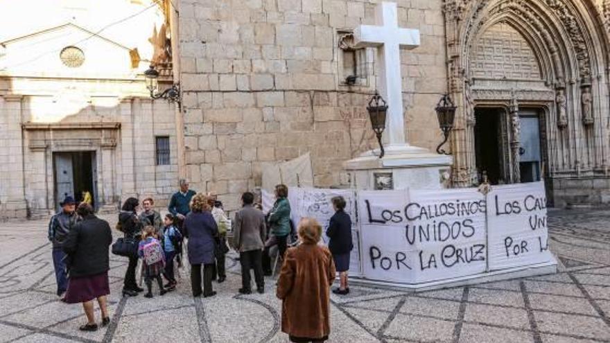 La concentración vecinal se encarga de vigilar cada día para evitar que retiren la Cruz.