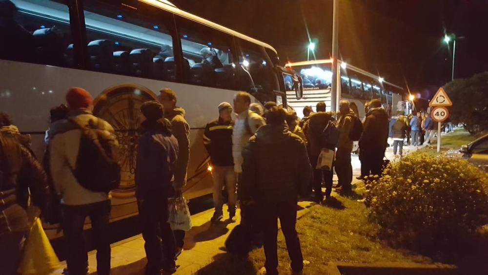 Los trabajadores de Alcoa de Asturias parten hacia Madrid a una manifestación contra el cierre de la fábrica