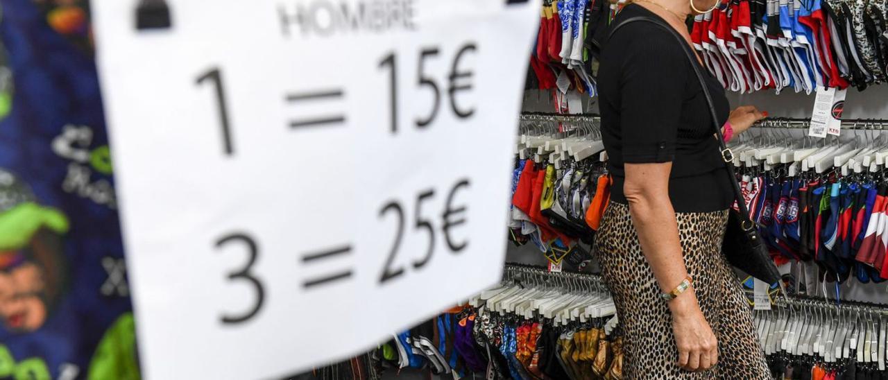 Los precios de la ropa subieron el mes pasado un 3,6%; en la imagen, una mujer en una tienda de vestido y calzado. | | LP/DLP