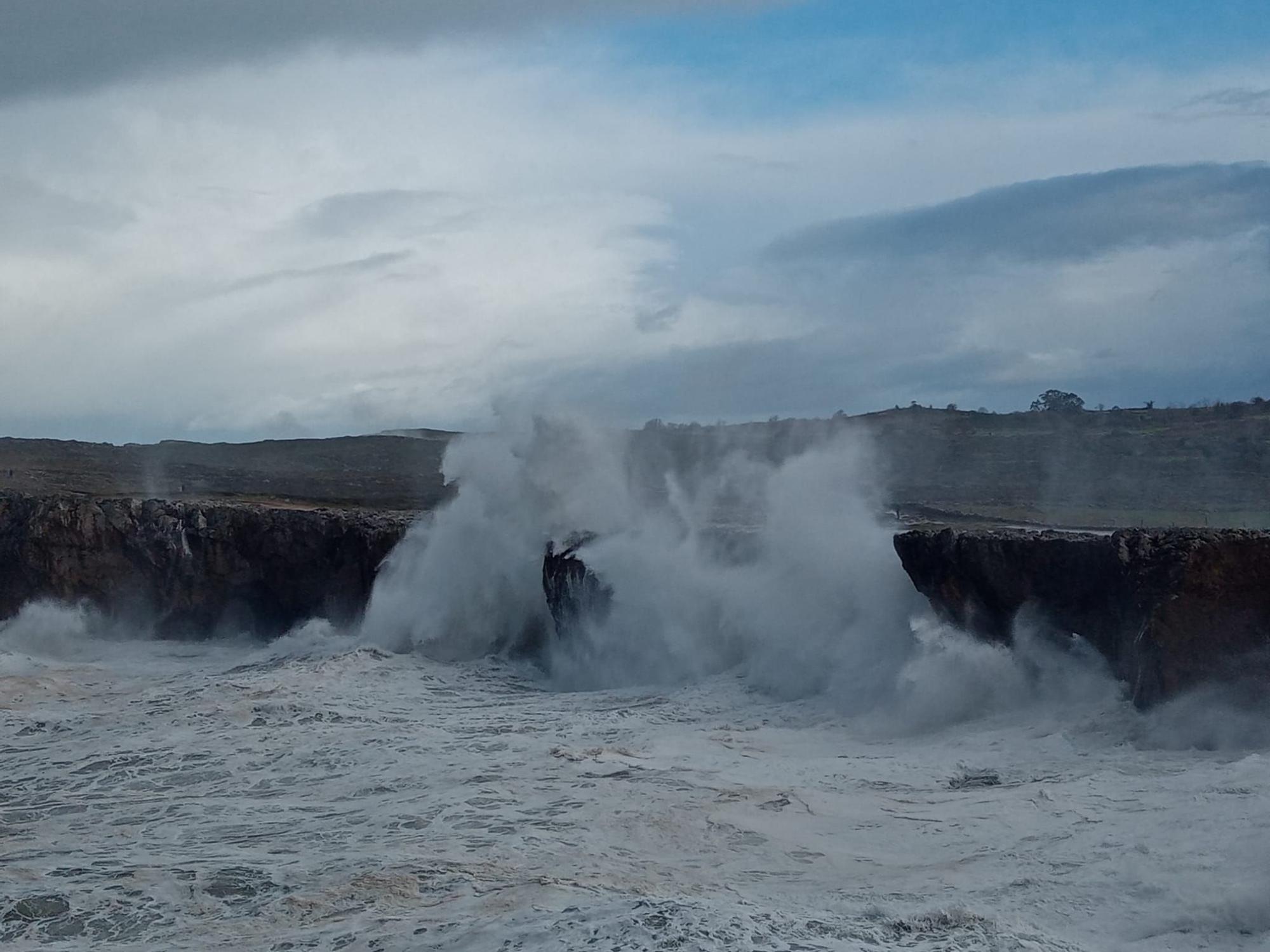 Las impresionantes imágenes de los bufones de Pría tras el paso de "Bella"