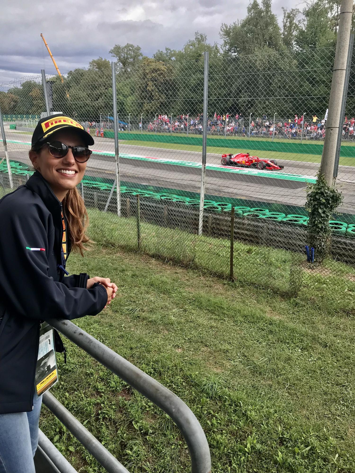 Marta, en el Gran Premio de Fórmula 1 de 2018 en Monza. Al fondo, el Ferrari de Vettel