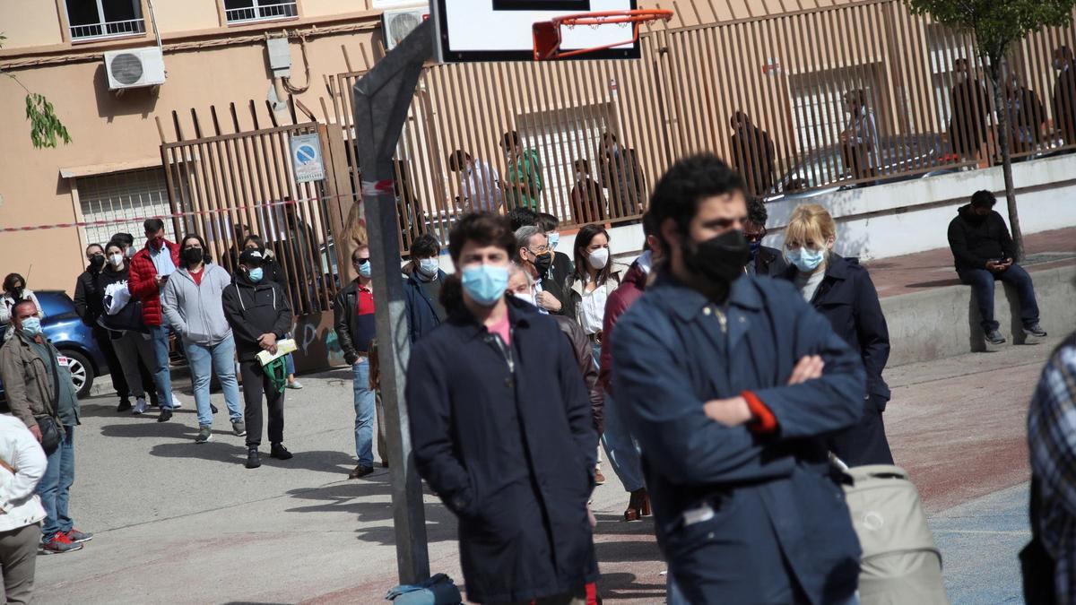 Largas colas para votar en los colegios electorales de Madrid