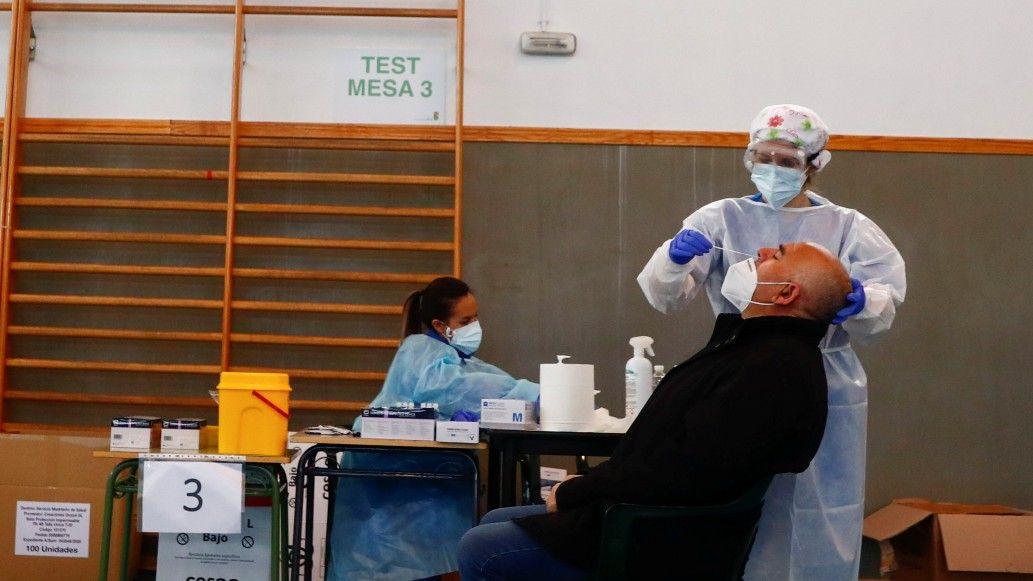 Un hombre se somete a una prueba de covid en el pabellón deportivo de la localidad madrileña de Serranillos del Valle, el 16 de febrero de 2021