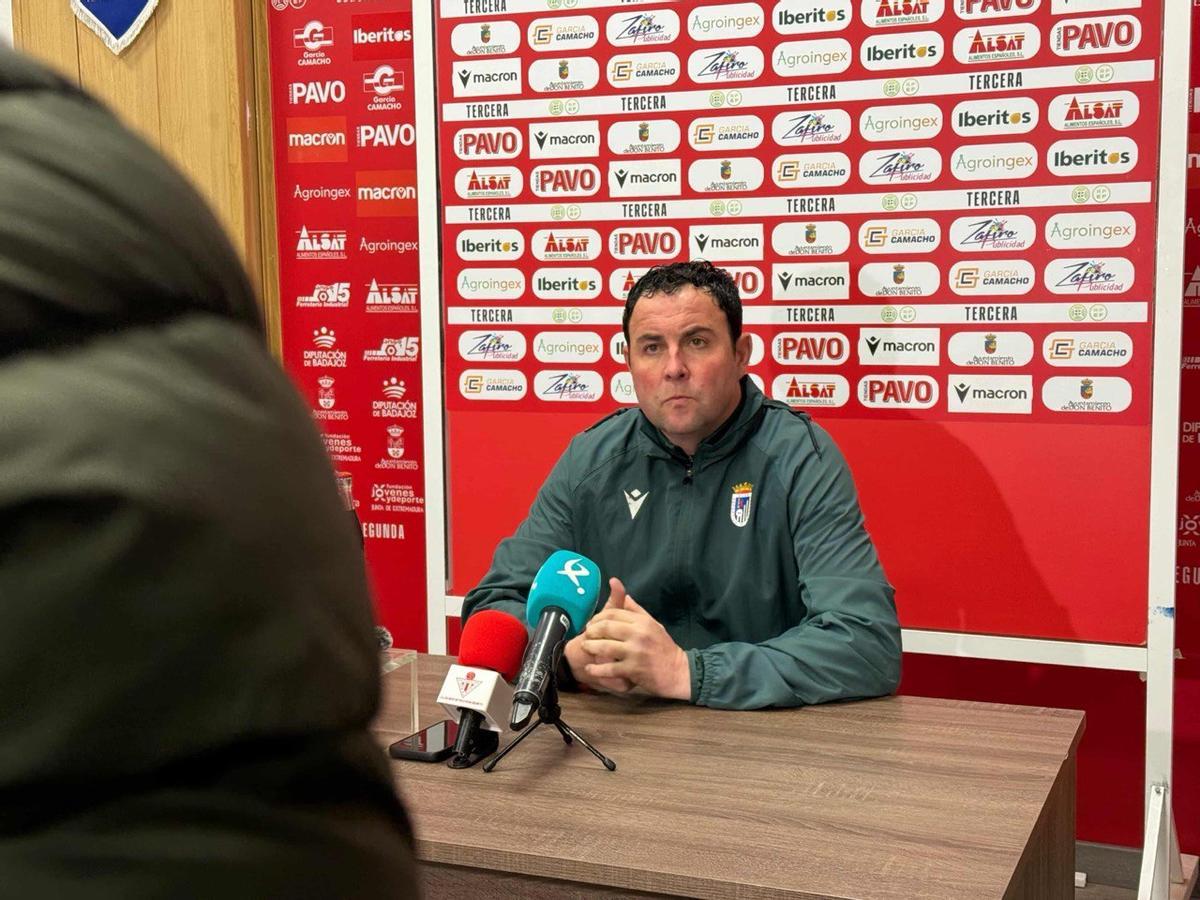 Miguel Ángel Ávila atiende a los medios de comunicación tras el empate en Don Benito.