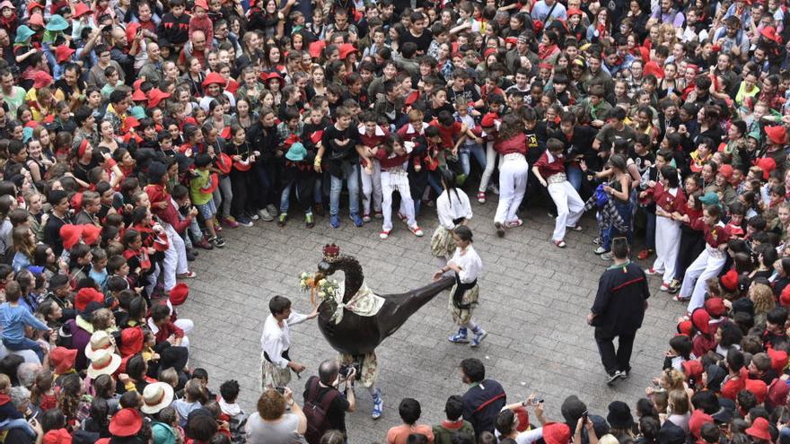 Al mal temps bona cara: la plaça de Sant Pere balla «YMCA» sota la pluja