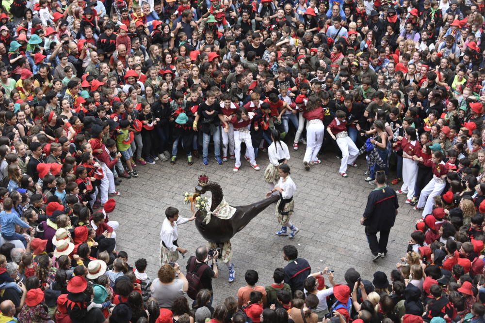 La Patum infantil omple la plaça de Sant Pere