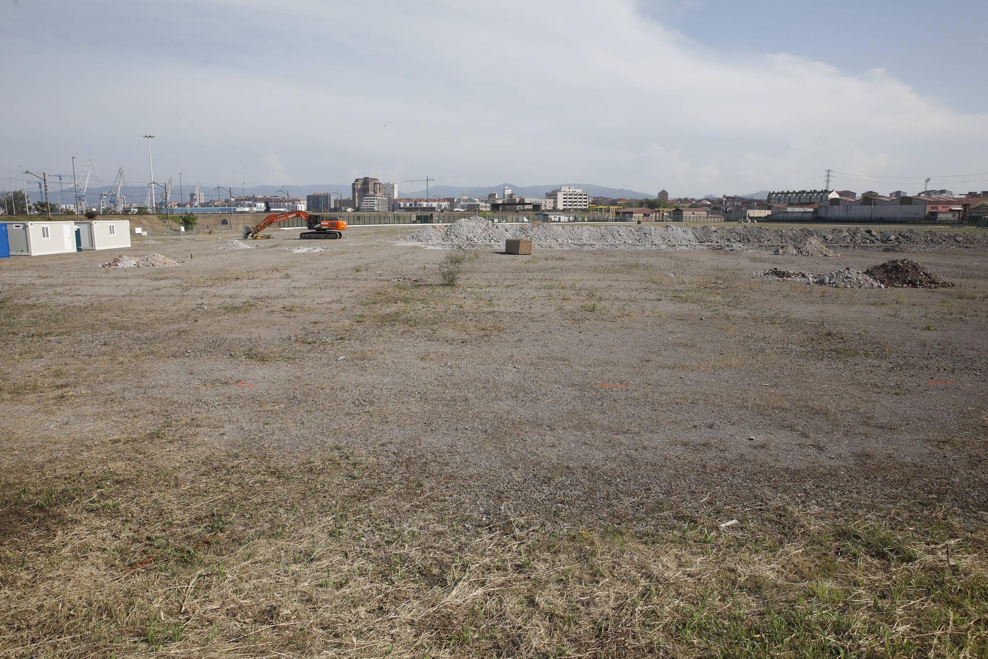 En imágenes: La obra de la piscifactoría de El Musel comienza con movimientos de tierras