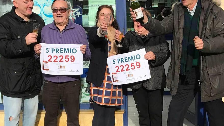 Javier Alonso, Maximino Carbajosa, Anna Fernández, Adela Álvarez y Santiago Morales celebran el quinto premio de la lotería de Navidad.