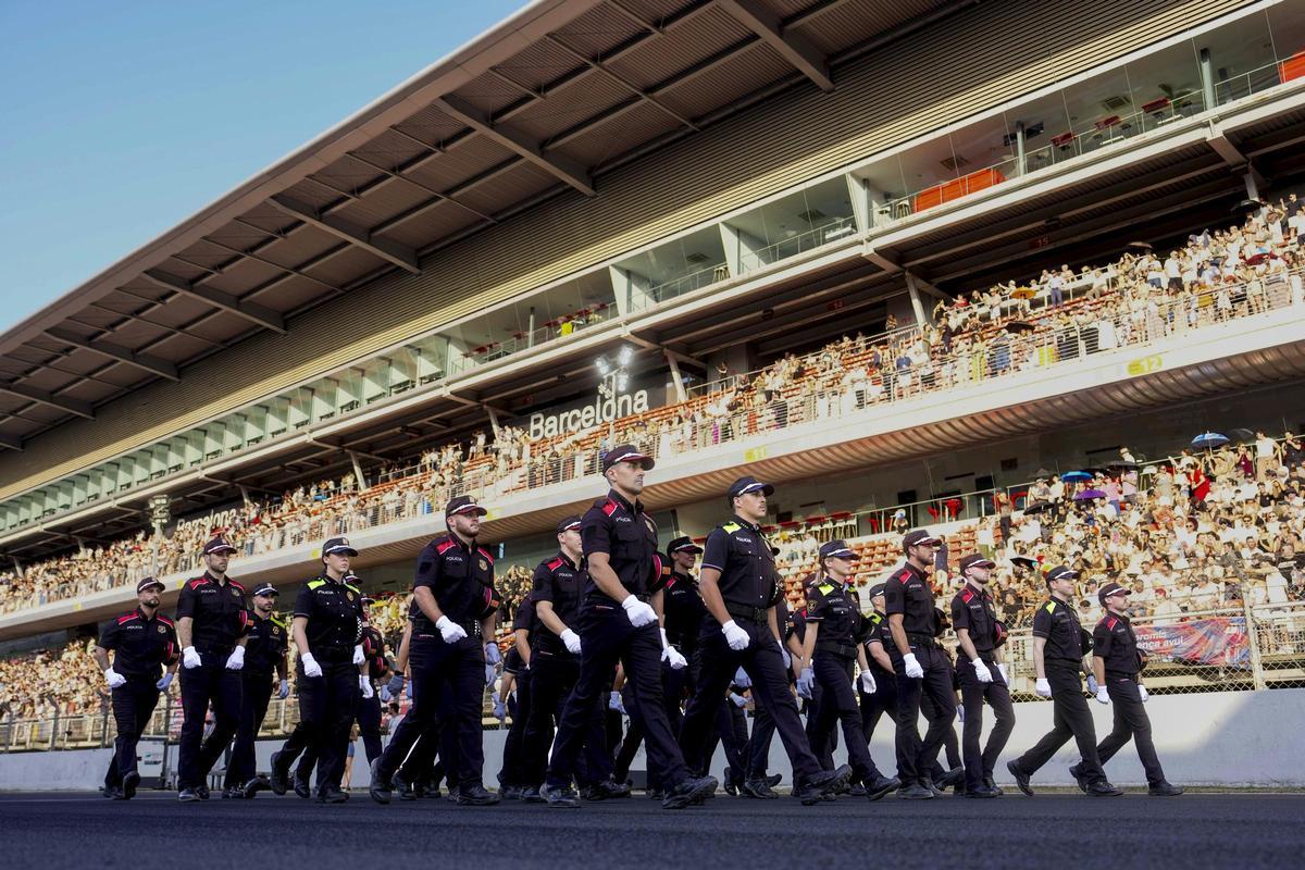 Les imatges del lliurament de diplomes als futurs mossos d'esquadra i policies locals a Montmeló