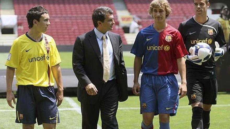 Laporta, ayer en el Camp Nou junto a los juveniles Adriá Carmona, Marc Muniesa y Rubén Miño.