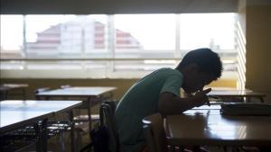 Un estudiante de ESO prepara sus exámenes de recuperación de septiembre en un instituto de Barcelona.