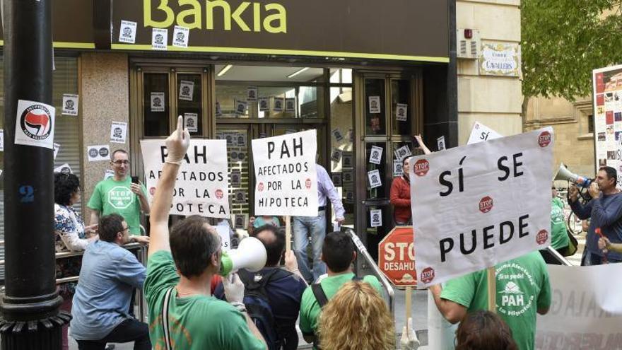 Afectados por las hipotecas okupan la sede de Bankia en Castellón