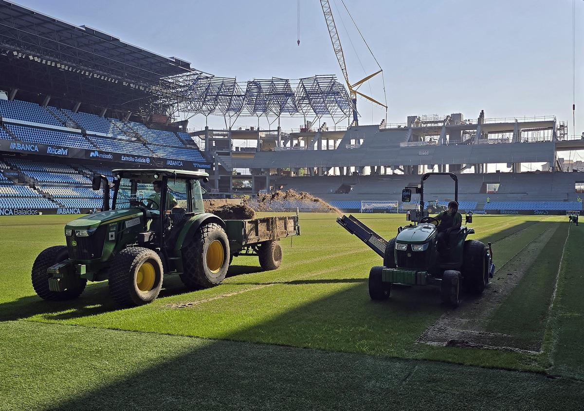 El Celta inicia la retirada del césped dañado en Balaídos