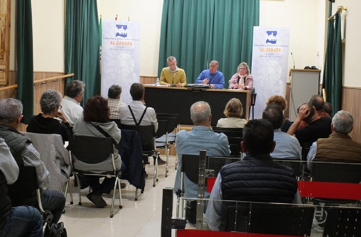 Parte de los asistentes a la asamblea vecinal, con la mesa presidencial al fondo.