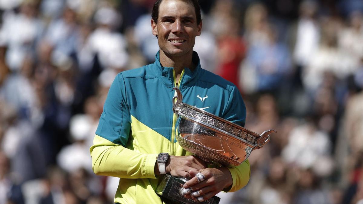 Nadal, amb la copa que
l’acredita com a campió de
Roland Garros . |  YVES HERMAN/REUTERS