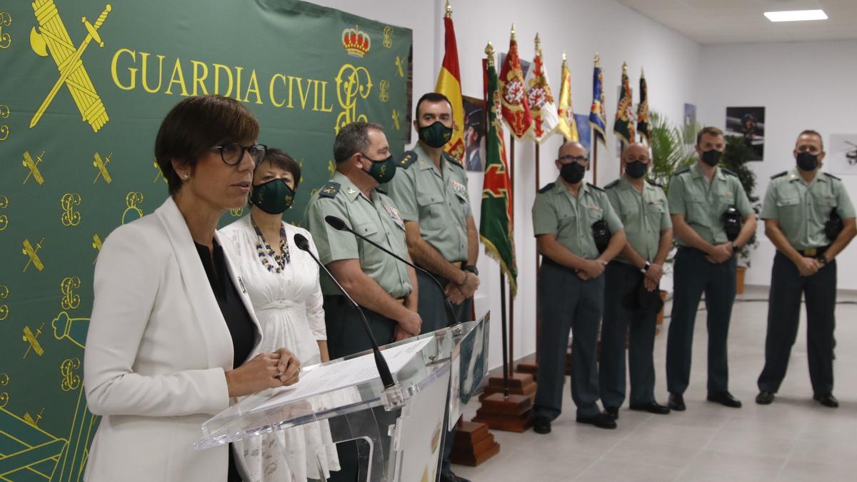 La directora general de la Guardia Civil, María Gámez, con la subdelegada del Gobierno, el jefe de la Comandancia y el Equipo @