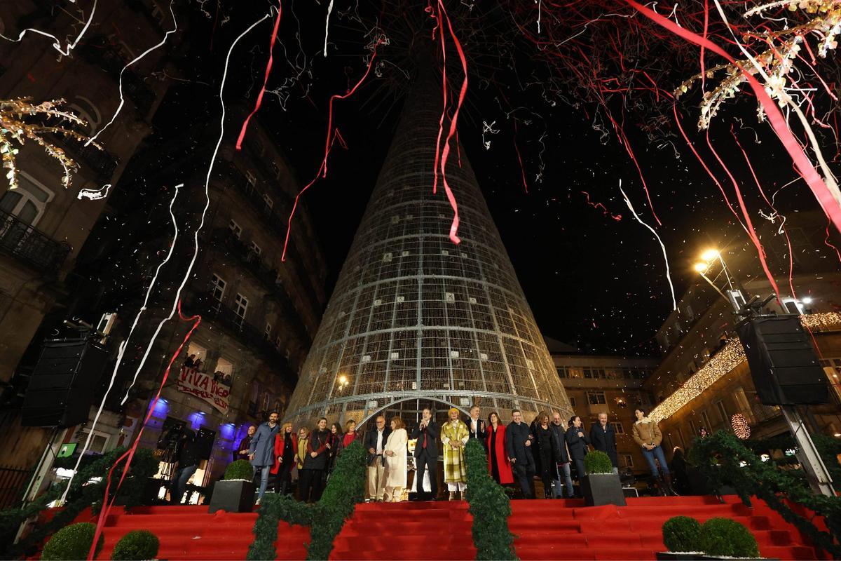 Vigo enciende la Navidad más grande de su historia ante miles de personas