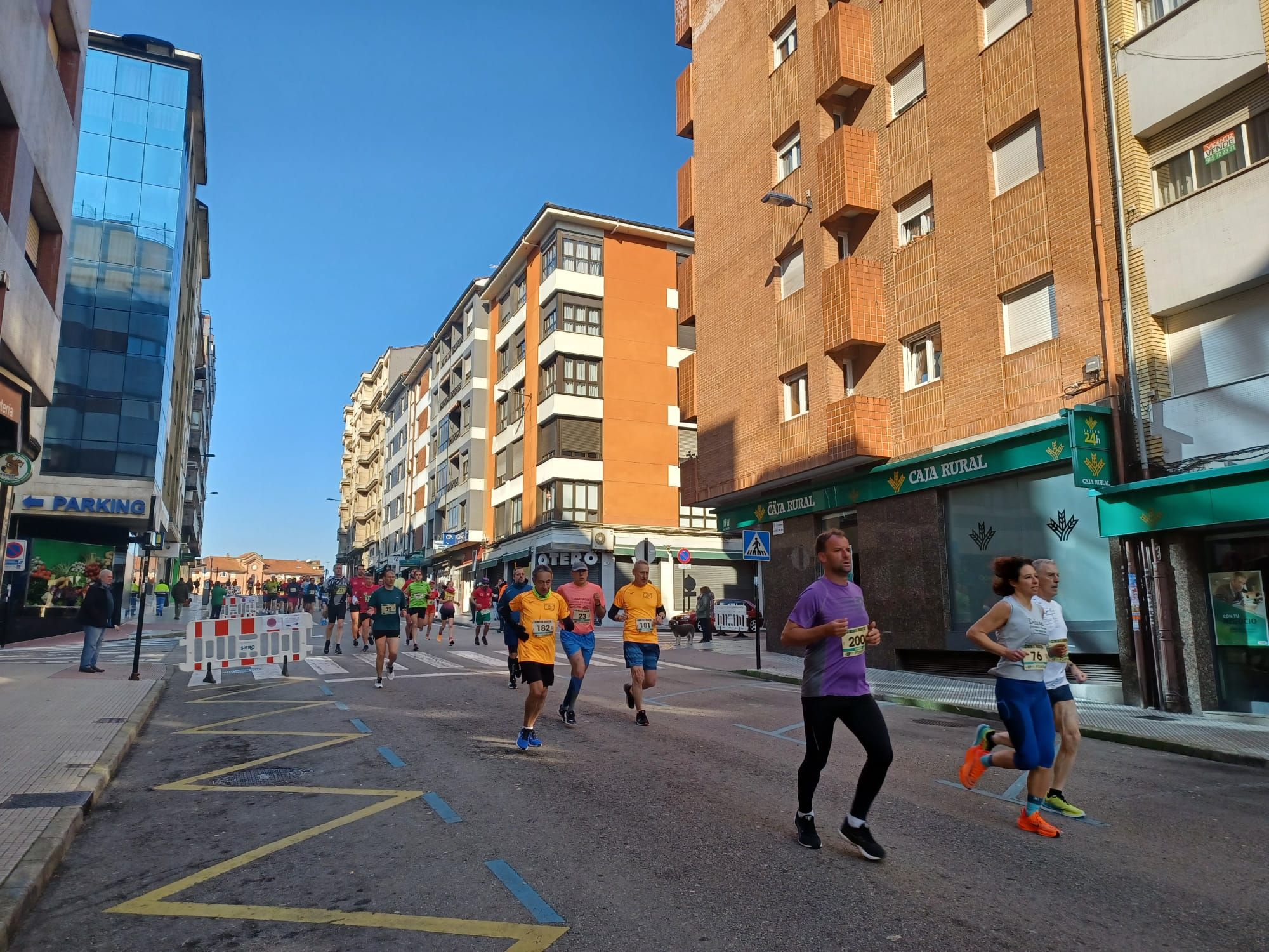 Todas las imágenes de la  XXXIII Media Maratón de Siero: así fue la gran prueba con salida en la Pola