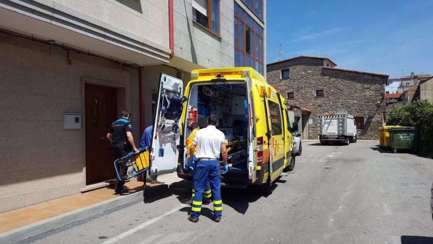 Un momento del operativo de emergencias, en la calle Celso Emilio Ferreiro. // Emergencias