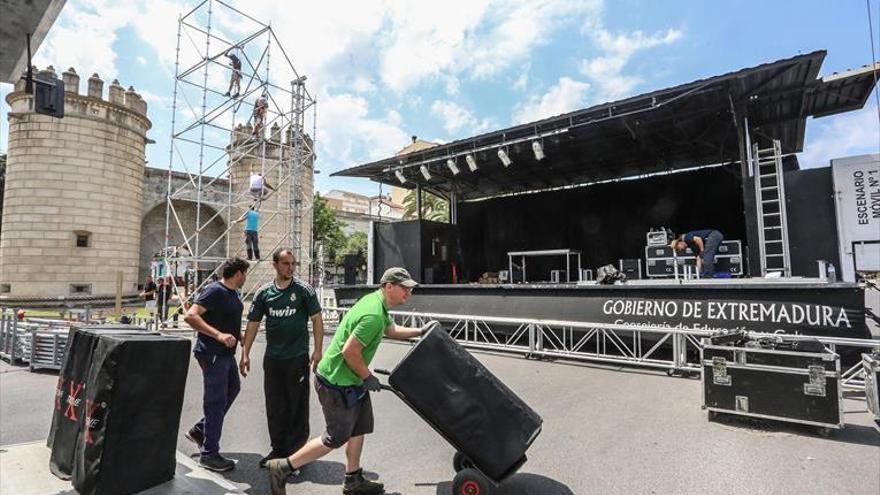 El Casco Antiguo de Badajoz está preparado para la gran fiesta de Los Palomos