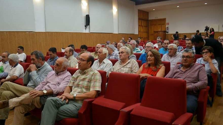 Representantes municipales de ayuntamientos de Zamora y León en una reunión de la biorrefinería de Barcial.