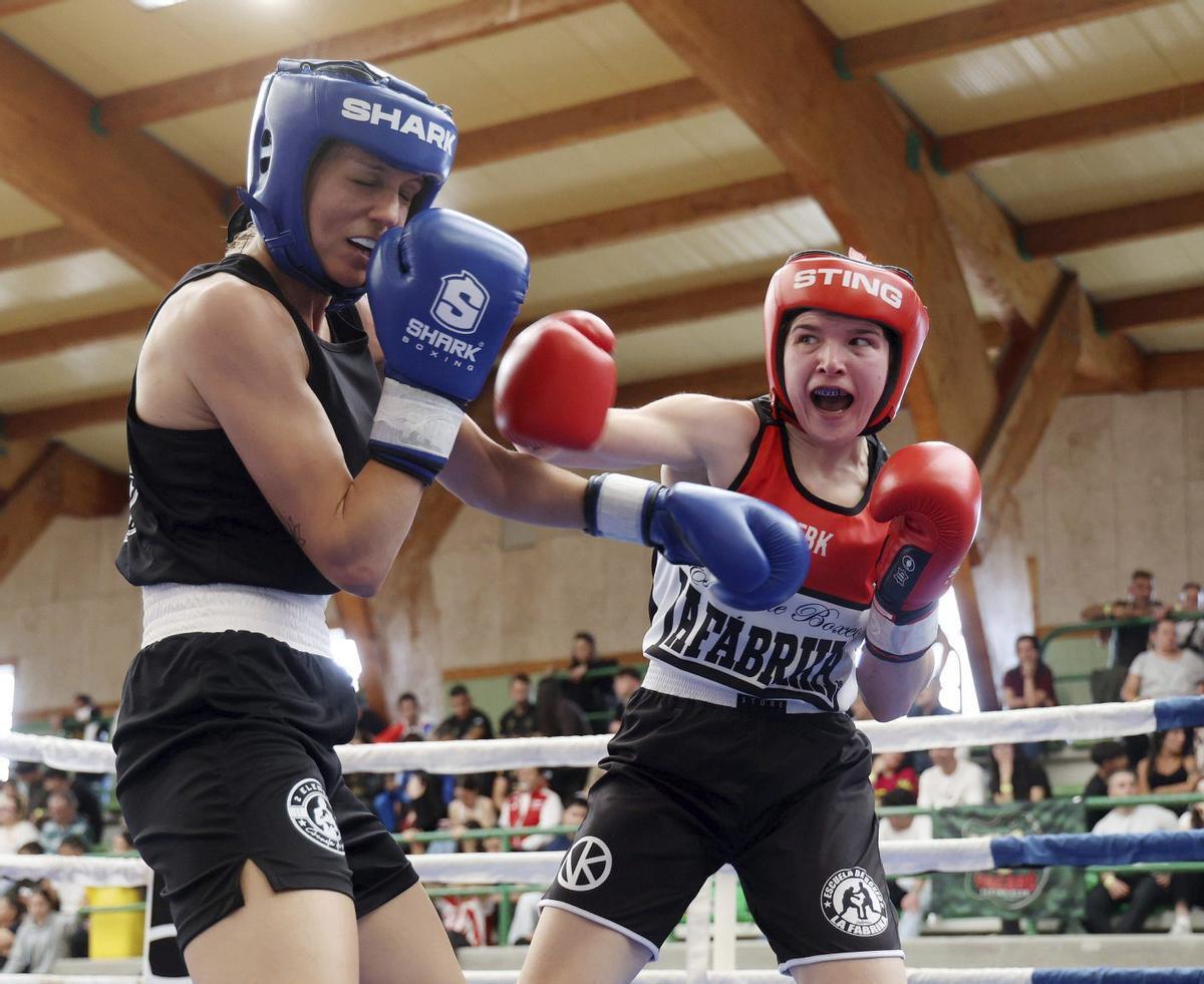 Dos de las competidoras que se subieron al ring durante el fin de semana en el V Open Villa de Marín. | GUSTAVO SANTOS