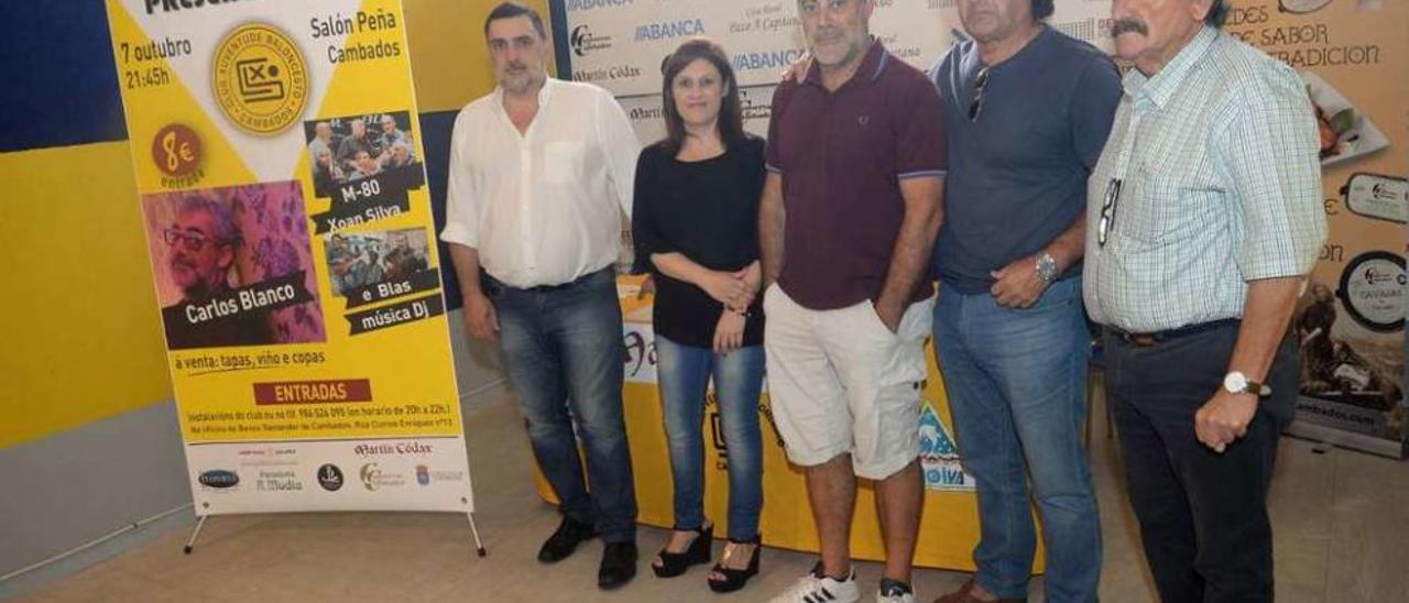 Lema, Fátima Abal, Carlos Blanco, Xoánb Silva y Blas junto al cartel anunciador del evento. // Noé Parga