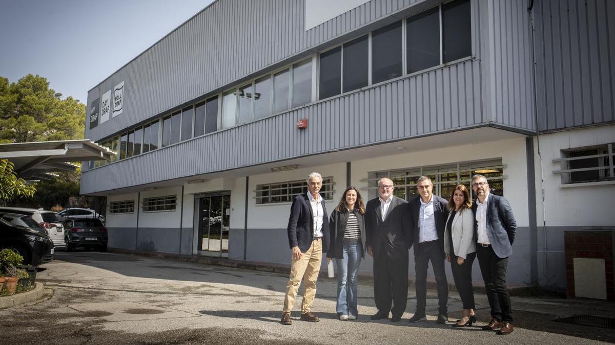 A la fotografia, d’esquerra a dreta, Marcos Guasch, CEO; Barbara Fuster, responsable de sostenibilitat; Joan Capdevila, diputat del Congrés;Joan Miguel i Rodríguez, alcalde de Monistrol de Montserrat; i Raúl Sanahuja, responsable de comunicació d’Epson a Espanya i Portugal.