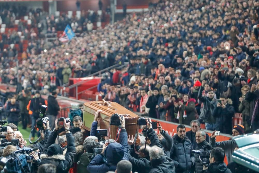 Miles de personas despiden a Quini en un abarrotado estadio de El Molinón