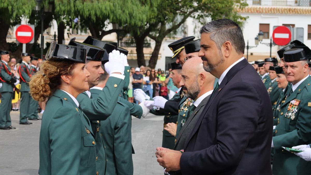 Entrega de condecoraciones y reconocimientos a agentes de la Guardia Civil en Málaga, durante los actos por el Día del Pilar.