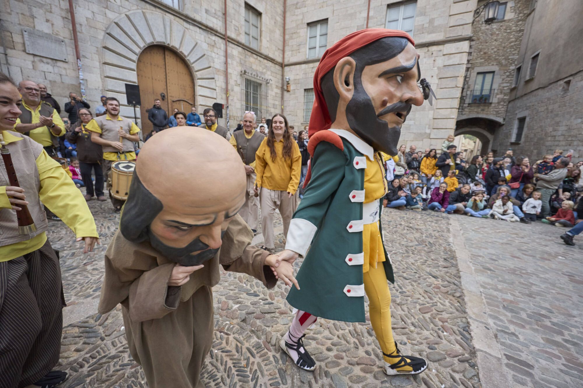 Les fotos de la passejada de capgrossos i gegants a la plaça de la catedral de Girona