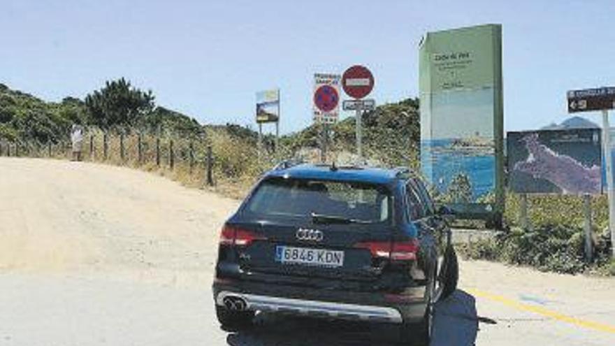 Un coche para ante un cartel de prohibido ayer en Donón.