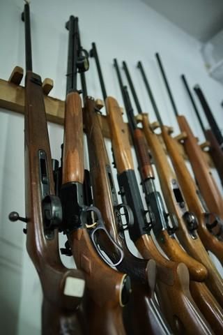 Exposición de armas que serán subastadas