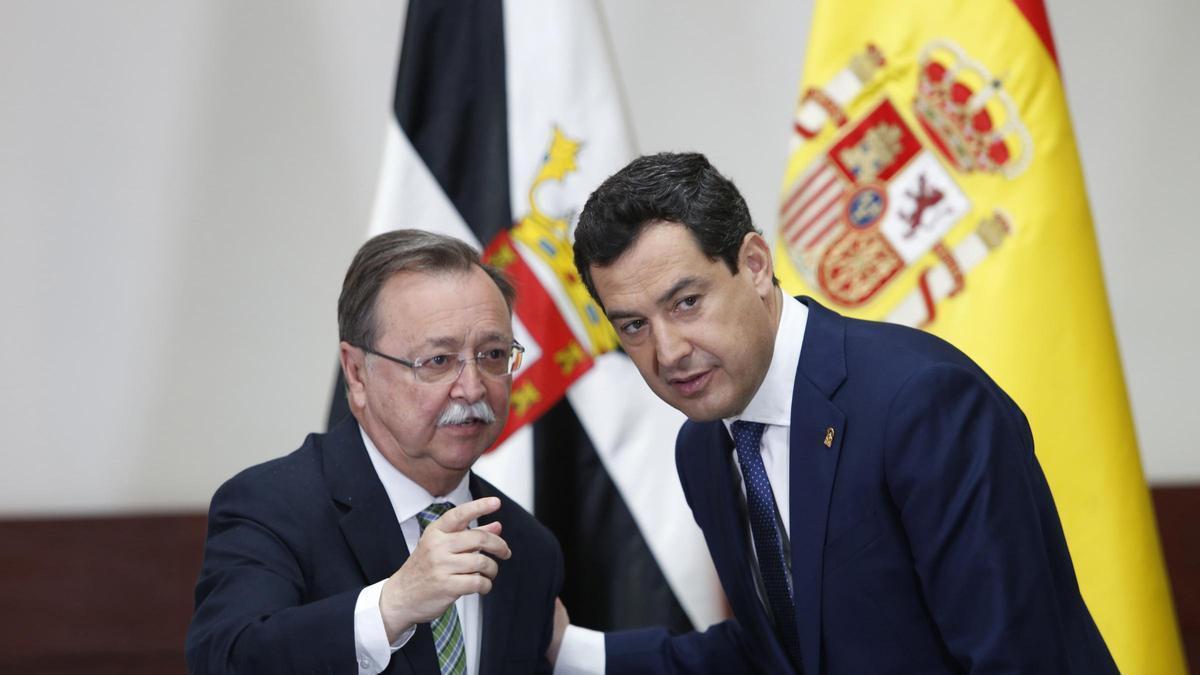 Archivo - El presidente de Ceuta, Juan Jesús Vivas conversa con el presidente de la Junta de Andalucía, Juanma Moreno, en el acto de firma de convenio de colaboracióncon Ceuta y Melilla (Foto de archivo).