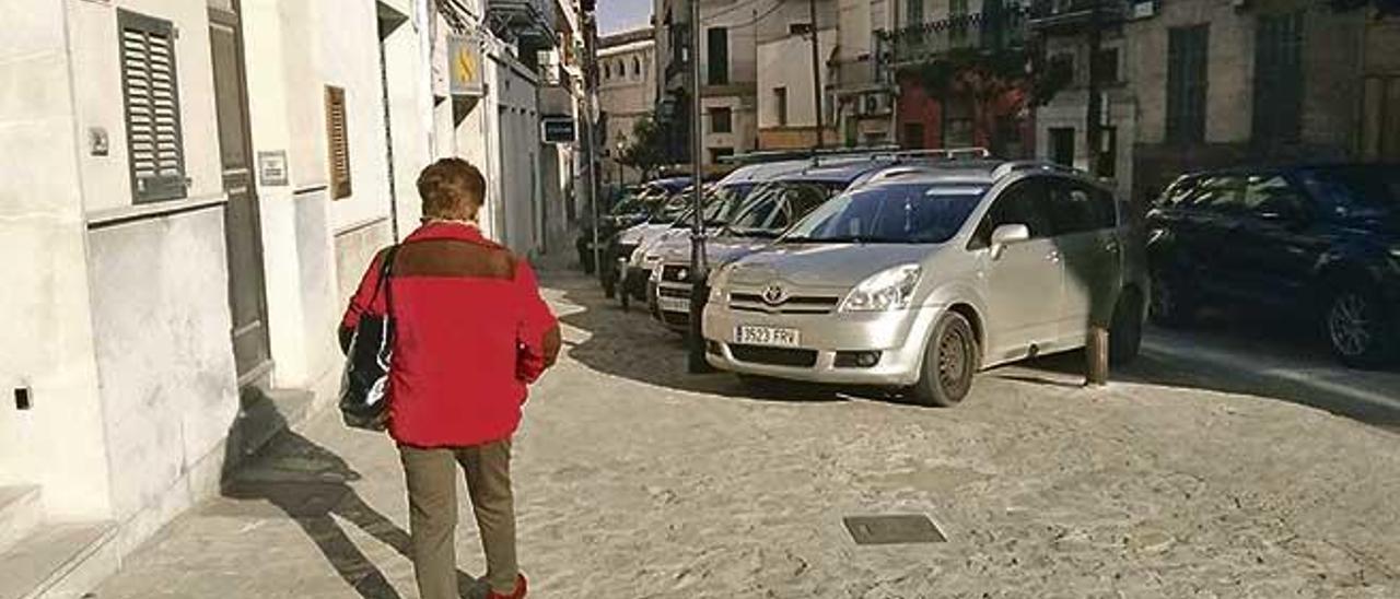 La Policía sancionó ayer vehículos en la calle Hostals.