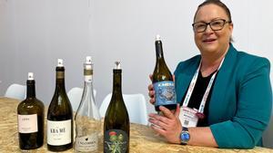 La escritora de vinos Beth Willard, con cinco creaciones elaboradas con ánforas de barro y depósitos de hormigón que ha comentado este martes en la Barcelona Wine Week.