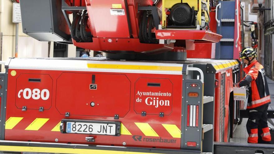 Una septuagenaria, herida tras incendiarse la cocina de su piso en Gijón