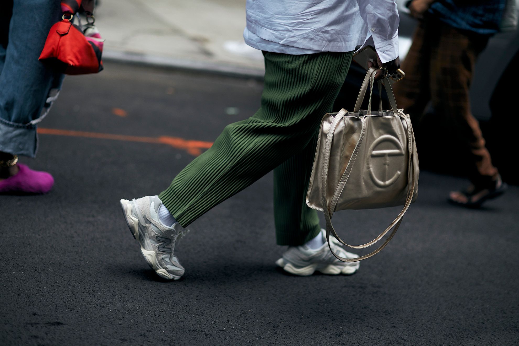 Detalle de deportivas en el street style